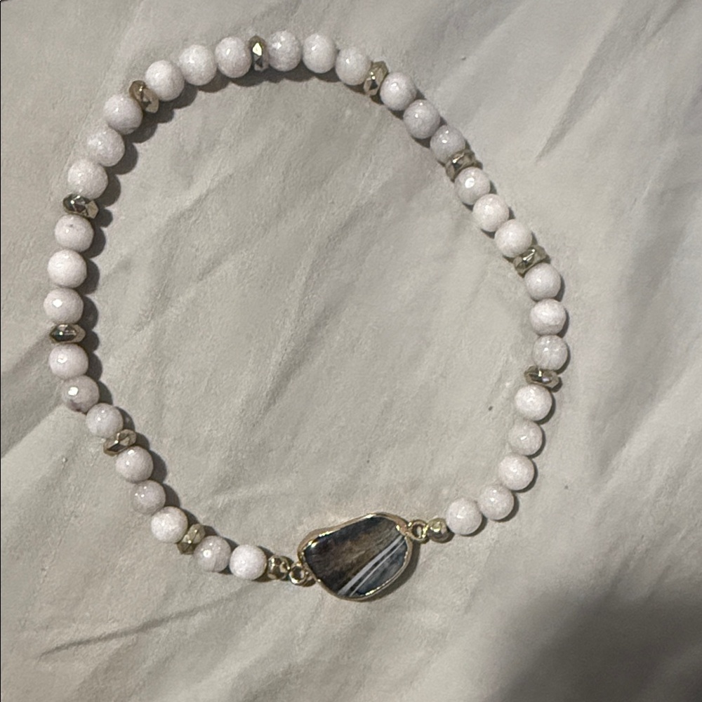 Elegant White Beaded Bracelet with Gold Accents